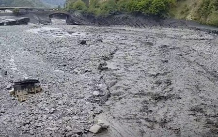 Qaxda maşınla buldozeri sel apardı - Video