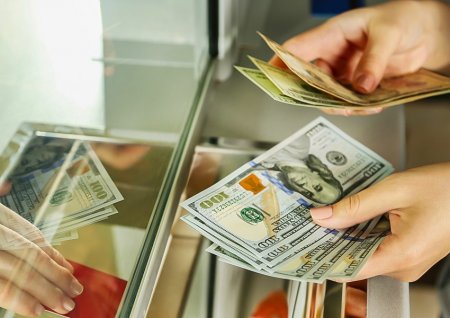 Banklar I yarımildə 3,2 milyard dollarlıq nağd xarici valyuta alıb-satıb