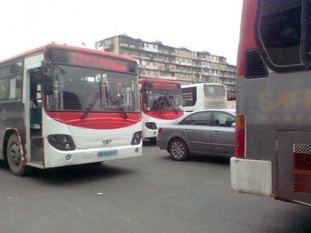 “Xaliq Faiqoğlu” şirkətinə məxsus avtobusun sürücüsü qrip ola-ola sərnişin daşıyır - TƏHLÜKƏ