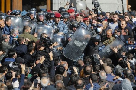 Ermənistanda Paşinyanı tənqid edən deputat ölümlə hədələnir