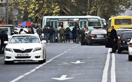 Yerevanda etirazçılar yolu bağlayıb, onlarla aksiyaçı saxlanılıb