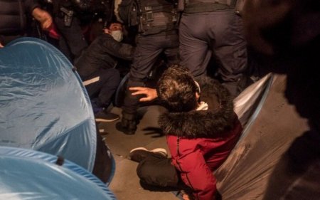 Parisdə polis miqrantlara qarşı zorakılıq tətbiq edib