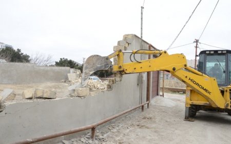 Bakıda qanunsuz tikili və hasarlar söküldü