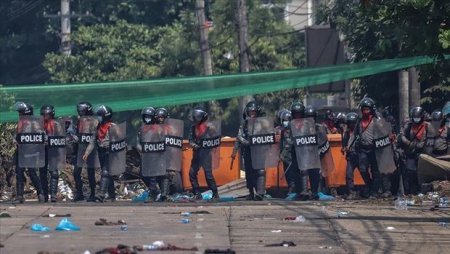 Myanma polisləri etirazçıları öldürməmək üçün Hindistana sığınır