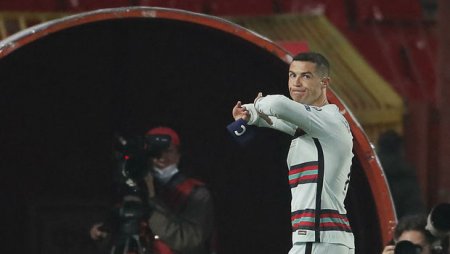 Ronaldunun hakimə etiraz olaraq yerə çırpdığı kapitanlıq sarğısı hərraca çıxarılıb