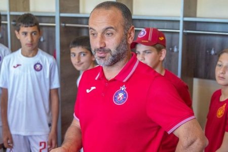 Erməni baş məşqçi və futbol funksioneri rusiyalı hücumçunu təhqir edərək döyüblər