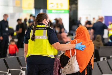 Britaniya təxliyə olunan əfqanıstanlılara müddətsiz yaşayış hüququ verəcək