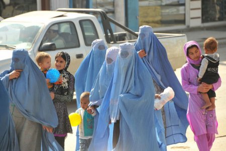 “Taliban” qadınlarla kişilərin eyni təhsil alacaqlarını vəd edir