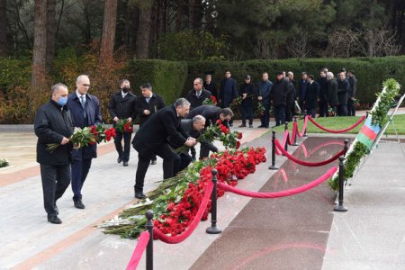 SOCAR rəhbərliyi Ulu öndər Heydər Əliyevin məzarını ziyarət edib - FOTO