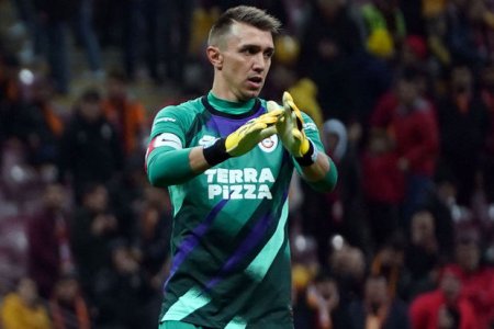 Muslera 12 ildən sonra “Qalatasaray”dan ayrılır