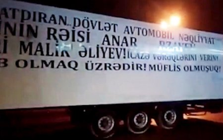 Etiraz etdikləri məmurların adını maşınlara yazdılar - Video