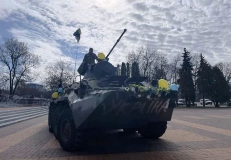 Ukraynada qənimət kimi ələ keçirilən zirehli texnika gəlin maşını oldu - FOTO