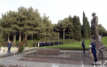 Qırğızıstan Prezidenti Heydər Əliyevin məzarını ziyarət etdi - Fotolar