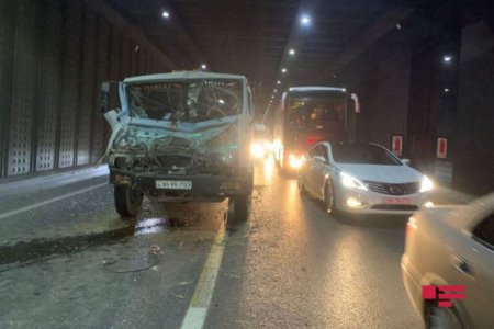 İki “KamAZ” toqquşdu, yolda tıxac yarandı – FOTO