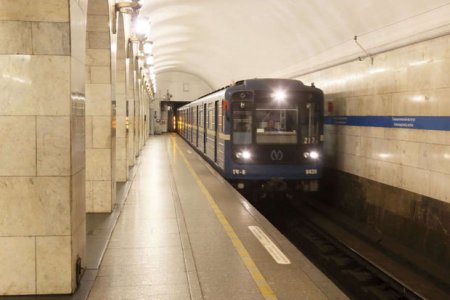 Sankt-Peterburq metrosuna çirkli və pis qoxulu paltarlarla girənlər cərimələnəcəklər