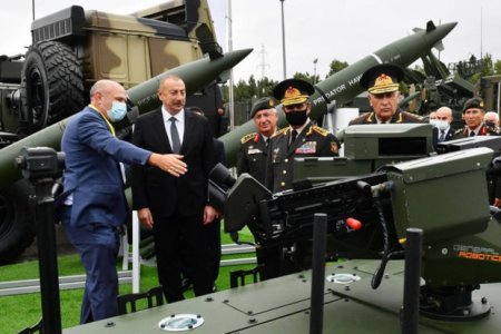 Beynəlxalq müstəvidə Azərbaycana olan diqqətin bariz nümunəsi: Minlərlə silahın nümayiş edildiyi sərgi - FOTO