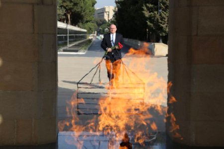 ABŞ-ın Qafqaz danışıqları üzrə baş müşaviri Bakıda Şəhidlər xiyabanını ziyarət edib - FOTO