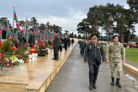 Müdafiə Nazirliyinin zabit heyəti Zəfər Günü ilə bağlı İkinci Şəhidlər xiyabanını ziyarət edib