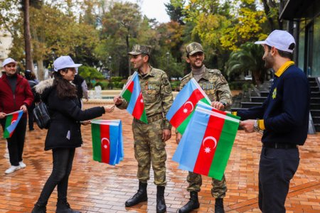 Zəfər və Bayraq günləri münasibətilə paytaxt sakinlərinə bayraqlar paylanıldı - FOTO/VİDEO