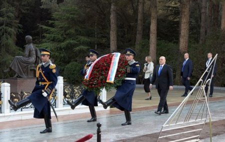 Mixail Mişustin Heydər Əliyevin məzarını və Şəhidlər xiyabanını ziyarət edib - FOTO