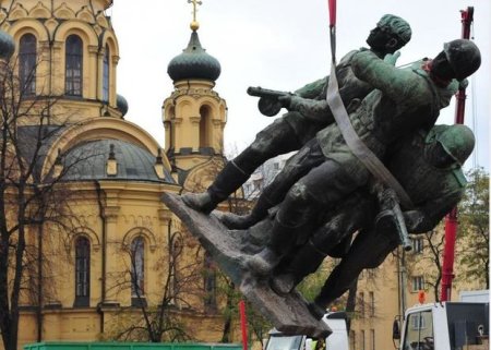 Estoniyada 240-dan çox sovet abidəsi söküləcək