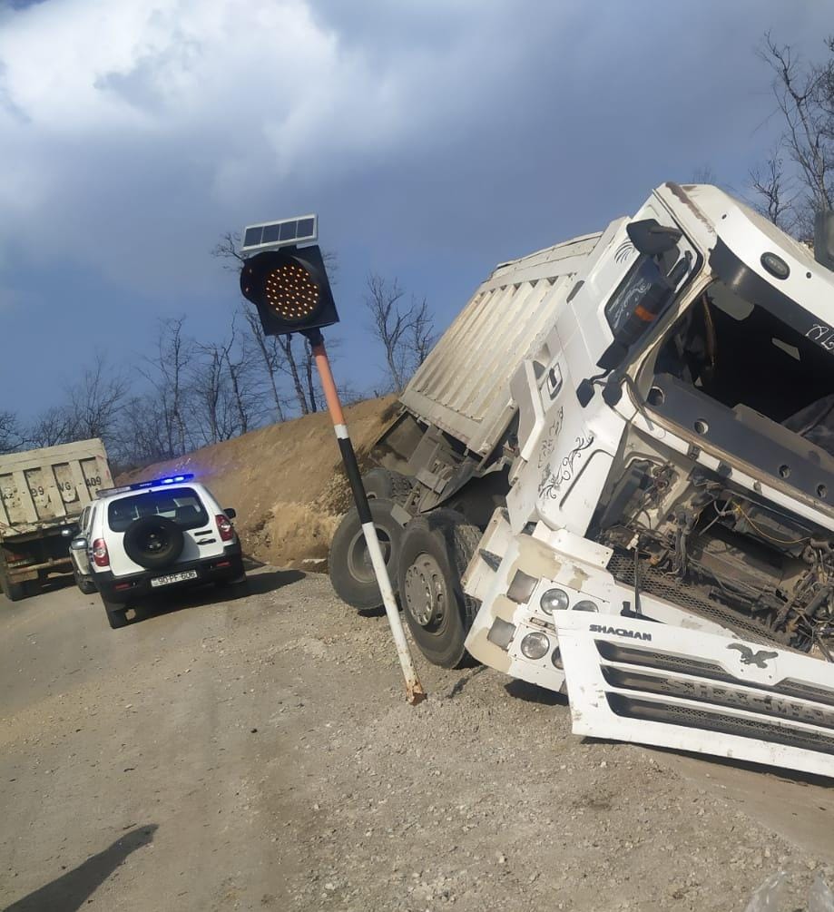 Xocalıda yük maşını su arxına aşdı - Foto